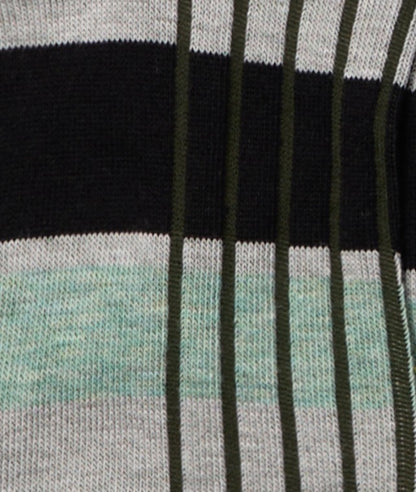 Dettaglio macro delle calze "Organetto" verde menta di Arturo Stories da uomo indossate. A righe, con dettagli verde oliva, grigi, mattone.