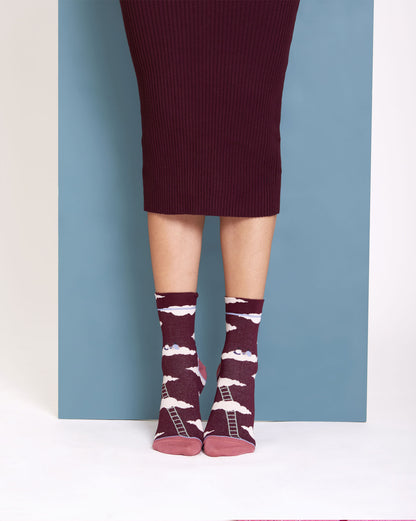 Calze indossate con fantasia nuvole bordeaux da donna di Arturo Stories.