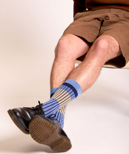 Calze "Organetto" color celeste cielo da uomo. Con righe orizzontali gialle, blu e celesti, righe verticali blu.