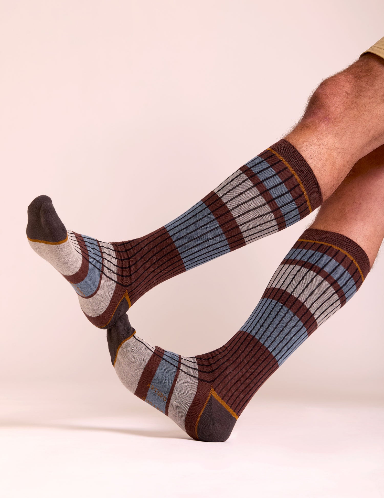 Calze "Organetto" a righe color marrone cacao da uomo di Arturo Stories. Con righe orizzontali marroni, bianche, celesti e righe verticali nere.
