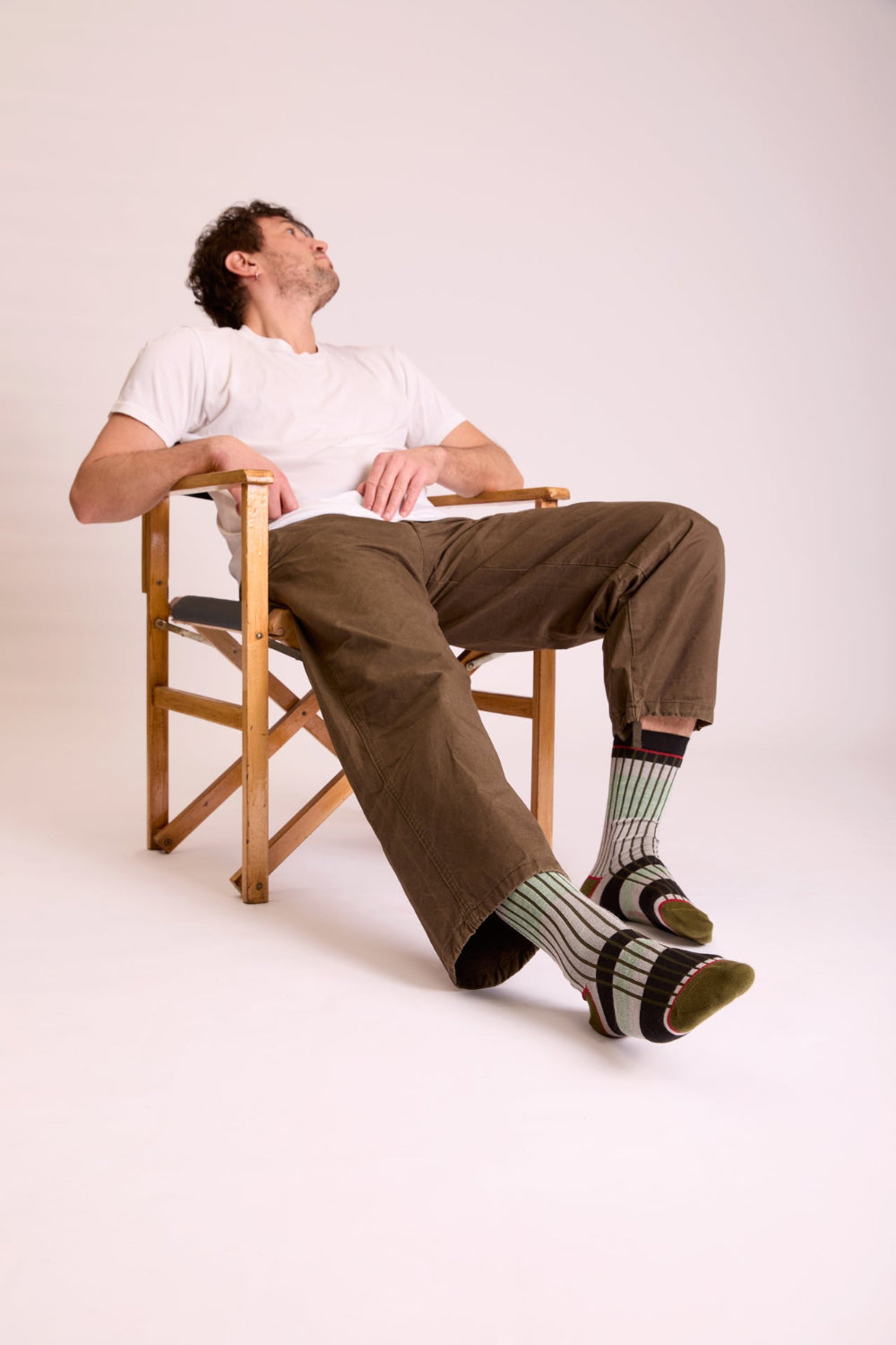 Calze "Organetto" verde menta di Arturo Stories da uomo indossate. A righe, con dettagli verde oliva, grigi, mattone.