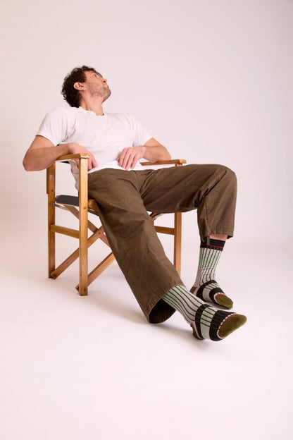 Calze "Organetto" verde menta di Arturo Stories da uomo indossate. A righe, con dettagli verde oliva, grigi, mattone.