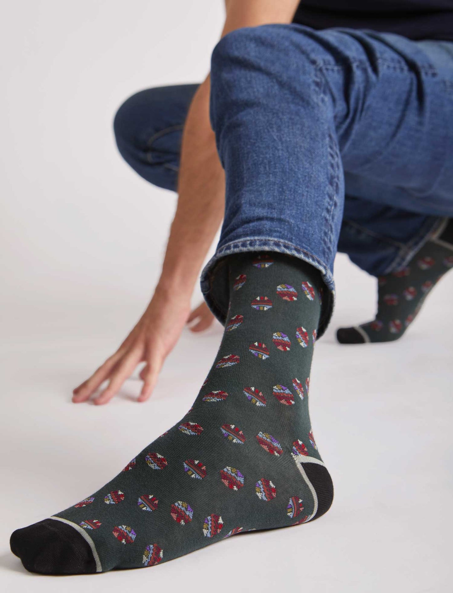 Calze fantasia nel pallone verde bosco da uomo. Lunghi, con palloni colorati, punta e tallone neri e profilo bianco.  