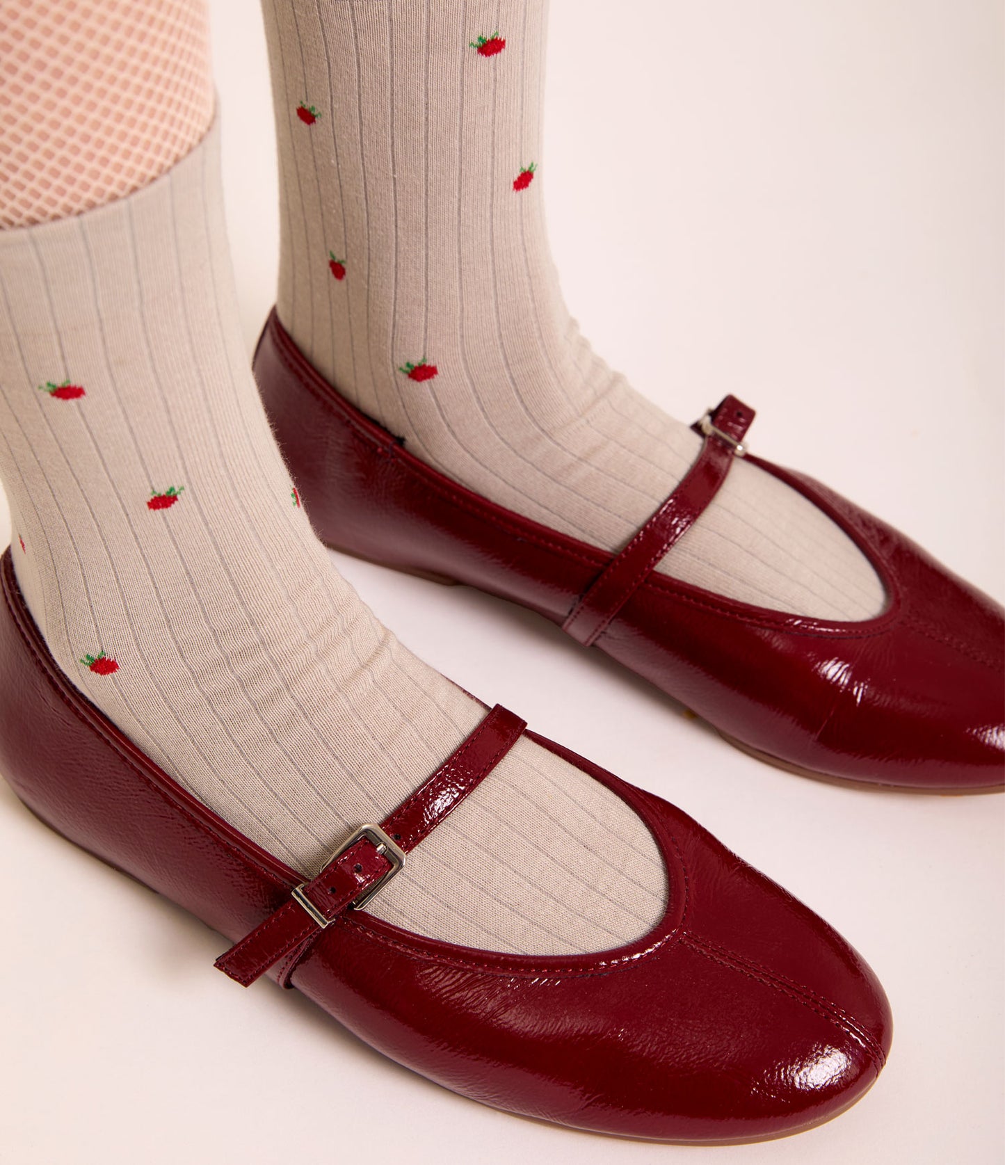 Calze a costine bianco perla da donna di Arturo Stories. Con fantasia a fragole rosse ricamate.