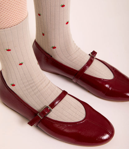 Calze a costine bianco perla da donna di Arturo Stories. Con fantasia a fragole rosse ricamate.