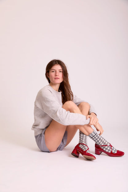 Calze a quadretti Vichy da donna di Arturo Stories bianche e grigie con punta e tallone color mattone e profilo nero.