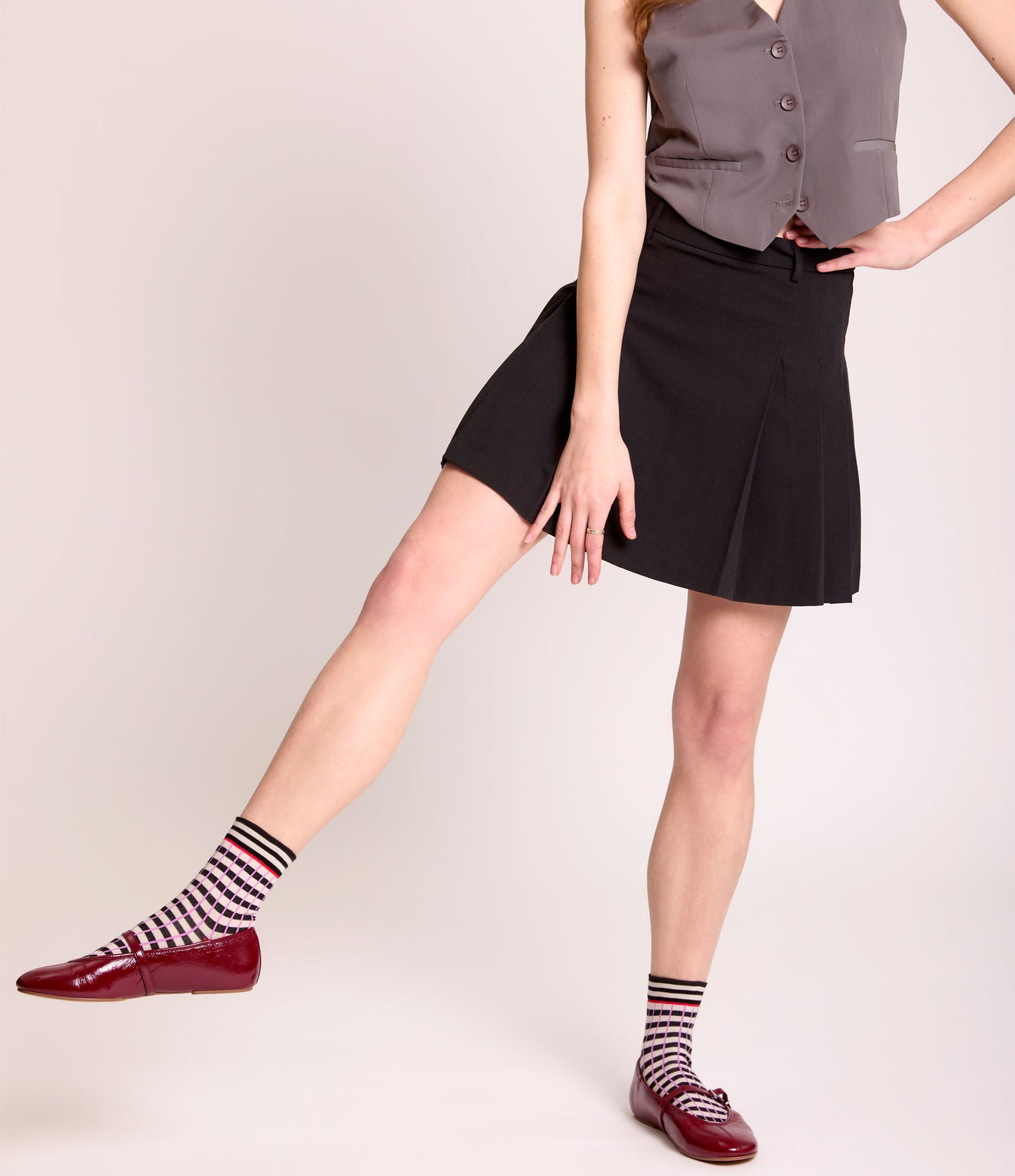 Calze corte indossate a righe orizzontali bianche e nere da donna di Arturo Stories. 