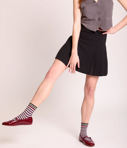 Calze corte indossate a righe orizzontali bianche e nere da donna di Arturo Stories. 