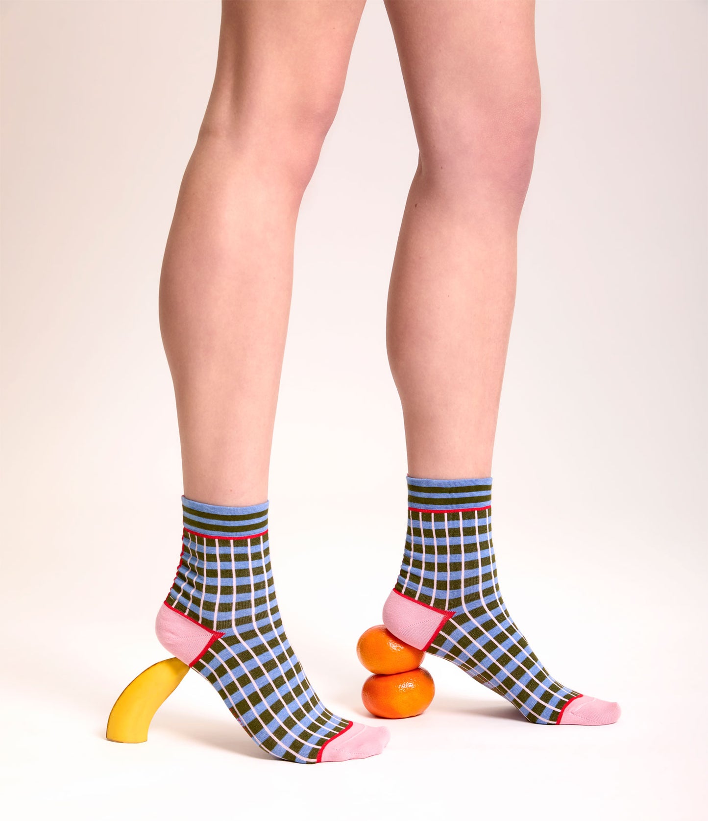 Calze corte indossate a righe orizzontali celesti e oliva da donna di Arturo Stories.