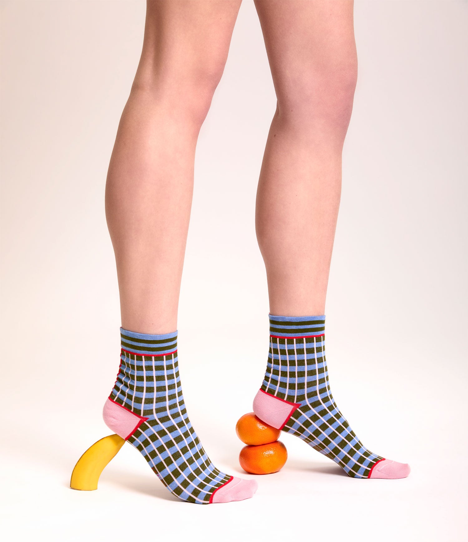 Calze corte indossate a righe orizzontali celesti e oliva da donna di Arturo Stories.