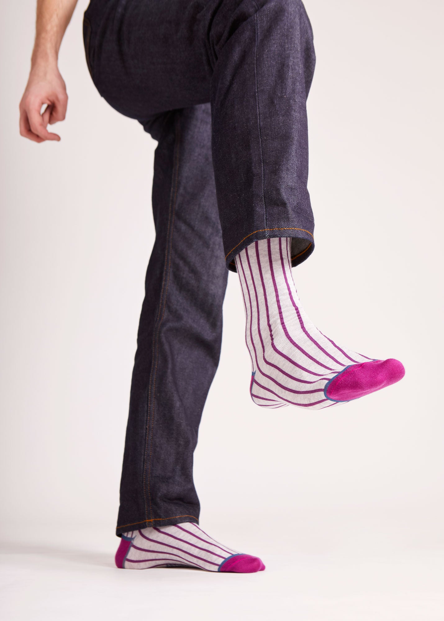 Calze "Riga dritto" lunghi da uomo di Arturo Stories. Fantasia a righe verticali viola su fondo grigio chiaro.