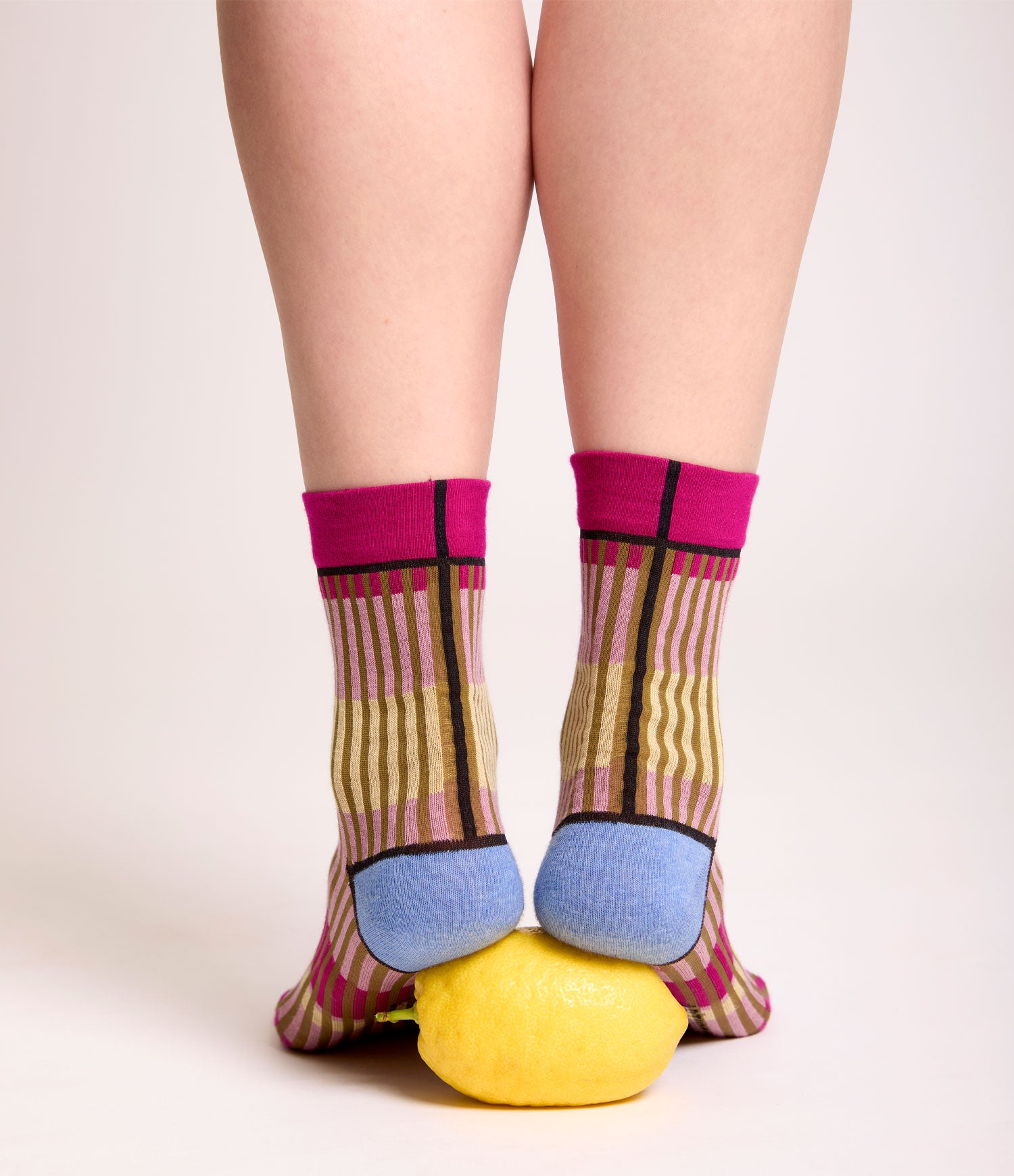Calze "Organetto" a righe ciclamino, rosa e giallo da donna di Arturo Stories. 
