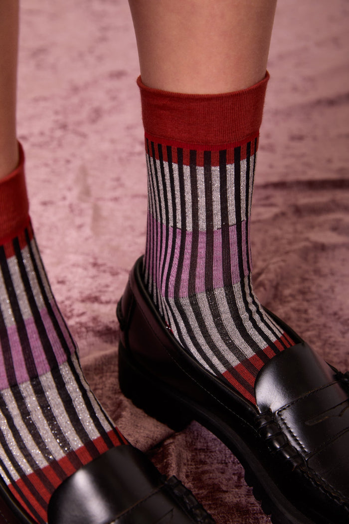 Calze a righe color mattone "Organetto" indossate da donna di Arturo Stories.