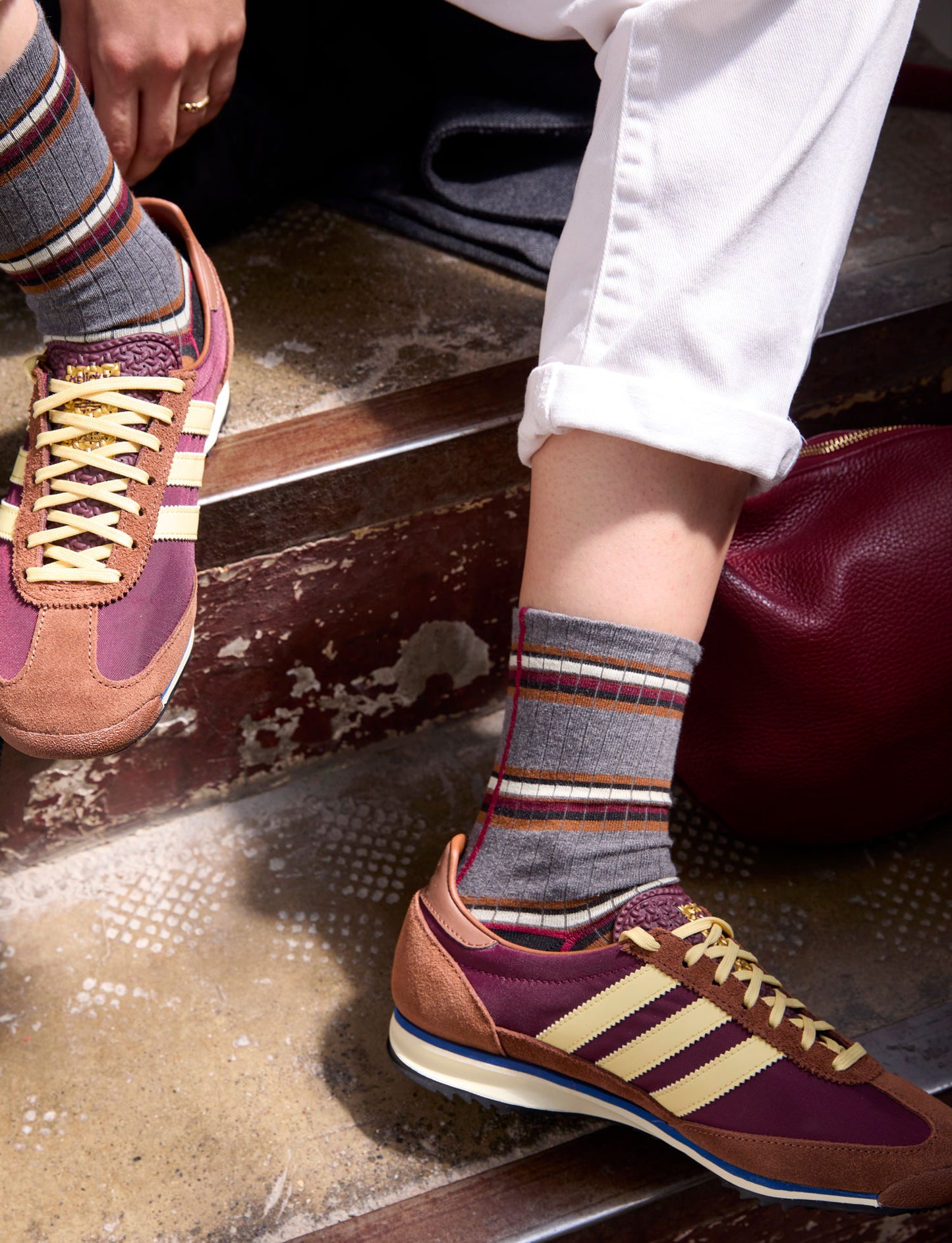 Scopri le calze a righe orizzontali grigie "Rigoroso" da donna di Arturo Stories.