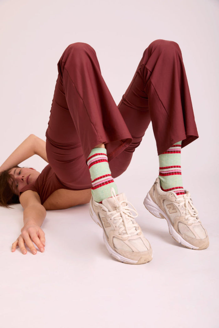 Calze a righe orizzontali verde menta "Rigoroso" da donna di Arturo Stories indossate da una modella.