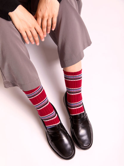 Calze indossate a righe orizzontali rosse "Rigoroso" da donna di Arturo Stories.       