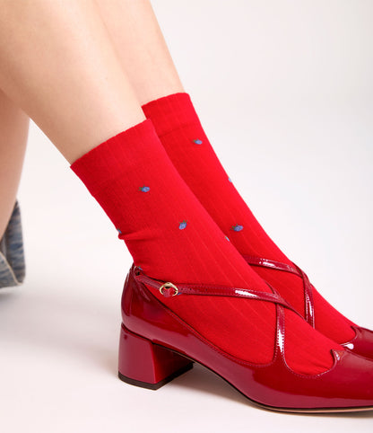 Calze a costine rossi da donna di Arturo Stories. Con fantasia a fragole celesti ricamate.