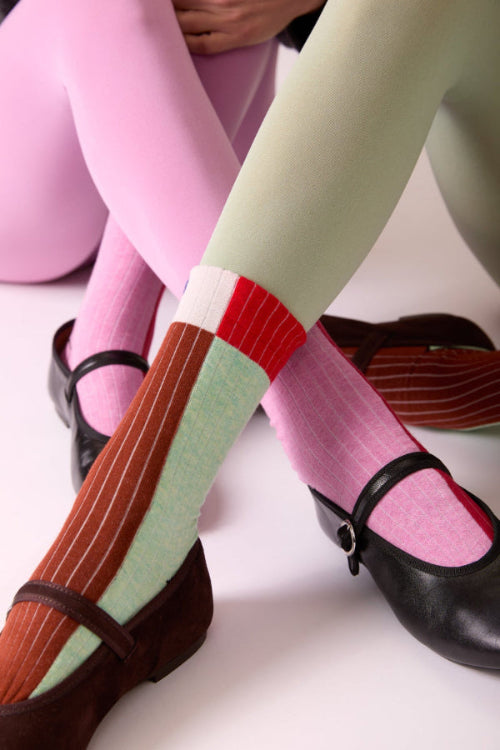 Calze a scacchi menta "Policromo" da donna di Arturo Stories. A blocchi menta, marrone, bianco e rosso. Con punta e tallone rosa, profilo nero.