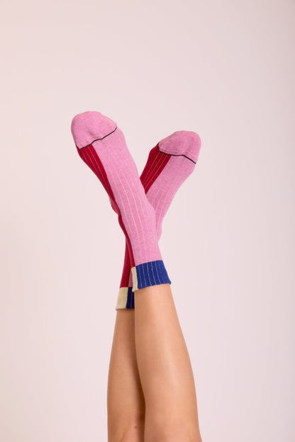 Calze a scacchi rosa "Policromo" da donna di Arturo Stories. A blocchi rosa, rosso, giallo e blu. Con punta e tallone rosa, profilo nero.