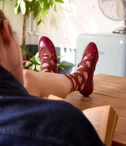 Calze scozzesi marroni da donna di Arturo Stories. In filo di scozia, con rombi marroni e rosa, punta e tallone azzurri, profilo bianco.