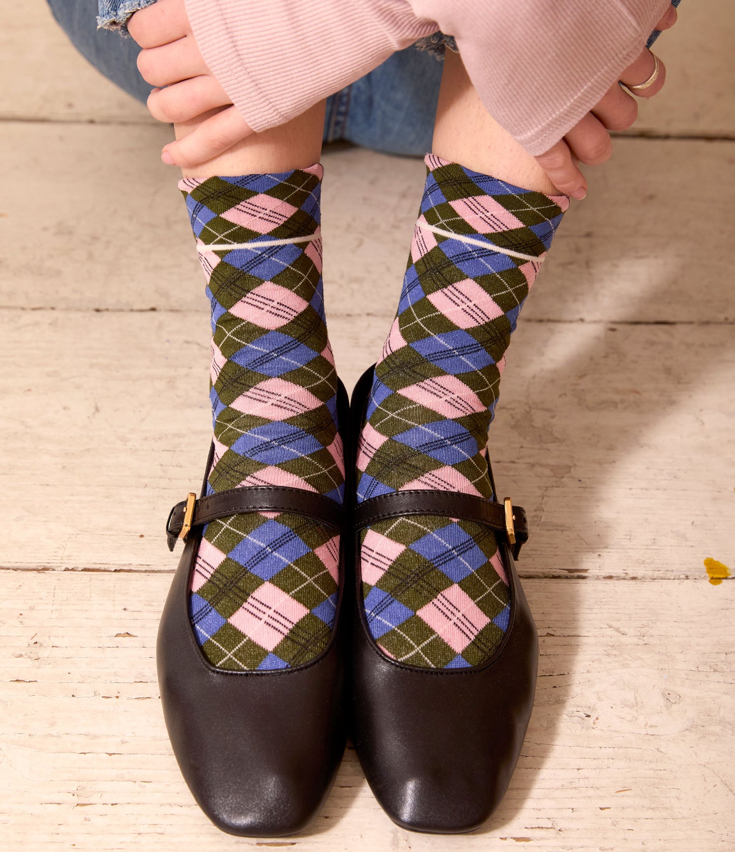 Calze scozzesi verde oliva da donna di Arturo Stories. In filo di scozia, con fantasia a rombi rosa e blu.