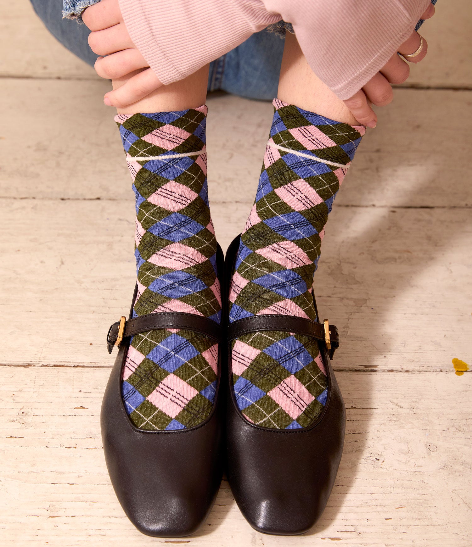 Calze scozzesi verde oliva da donna di Arturo Stories. In filo di scozia, con fantasia a rombi rosa e blu.