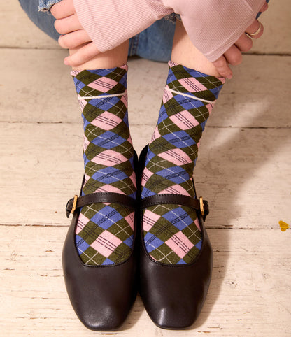 Calze scozzesi verde oliva da donna di Arturo Stories. In filo di scozia, con fantasia a rombi rosa e blu.