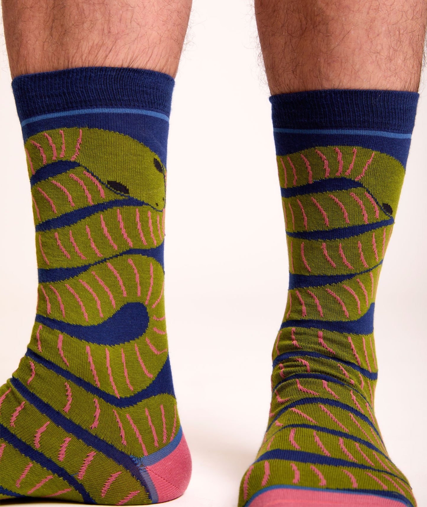 Calze con fantasia a serpentina corti da uomo di Arturo Stories. Dettagli verde oliva su fondo blu.