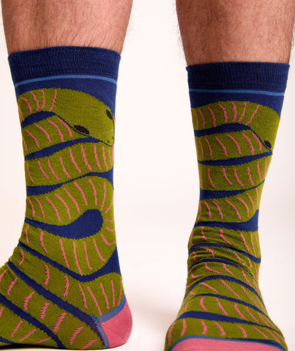 Calze con fantasia a serpentina corti da uomo di Arturo Stories. Dettagli verde oliva su fondo blu.