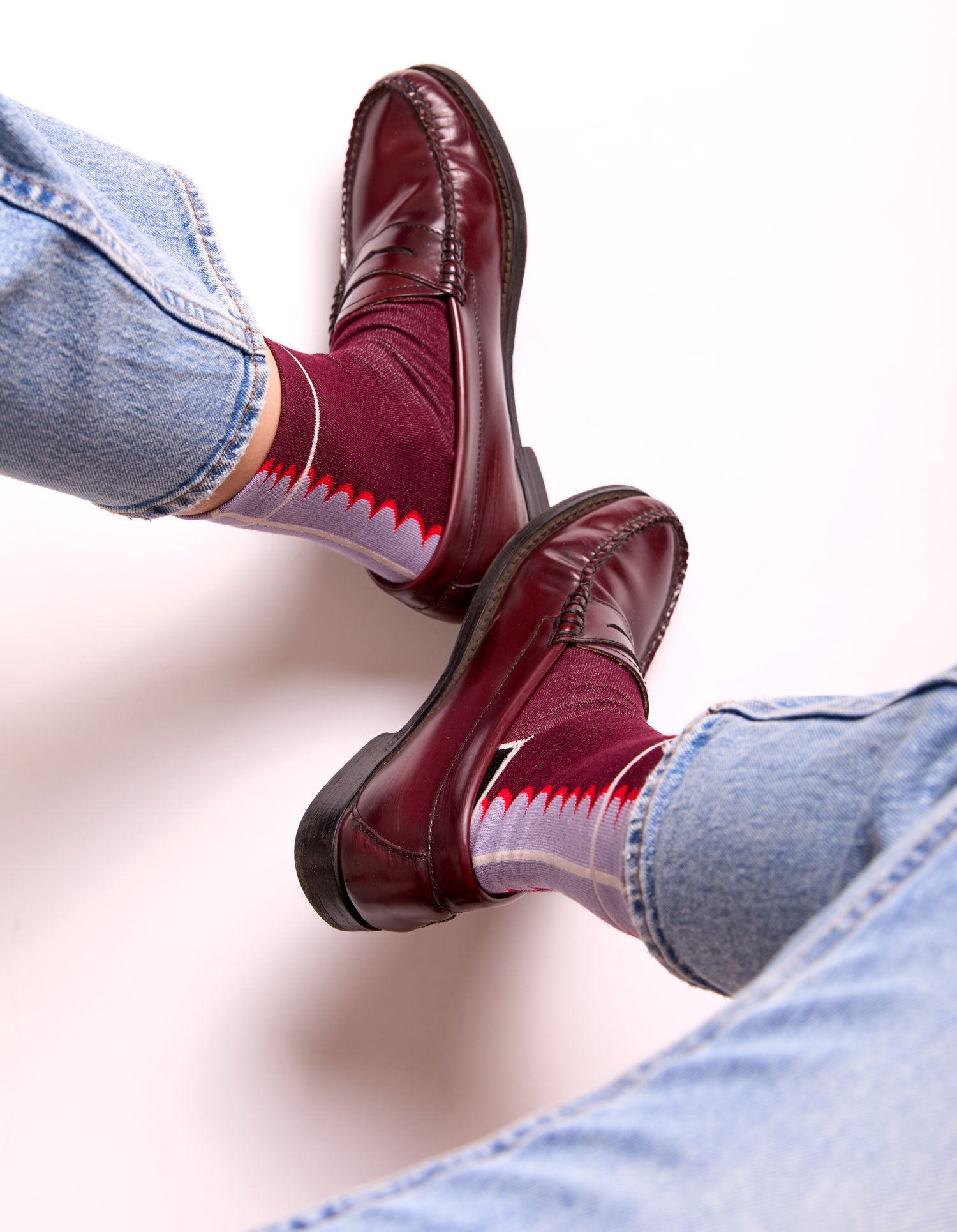 Calze smerlate indossate bordeaux da donna di Arturo Stories.