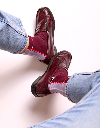 Calze smerlate indossate bordeaux da donna di Arturo Stories.
