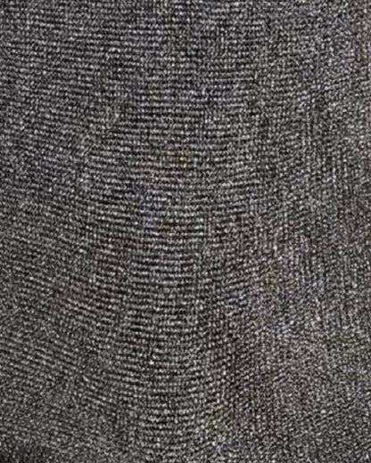 Dettaglio delle calze velate grigie da donna di Arturo Stories. Trasparenti effetto seta, con etichetta di tessuto cucita sul retro della gamba. Eleganti da sera.