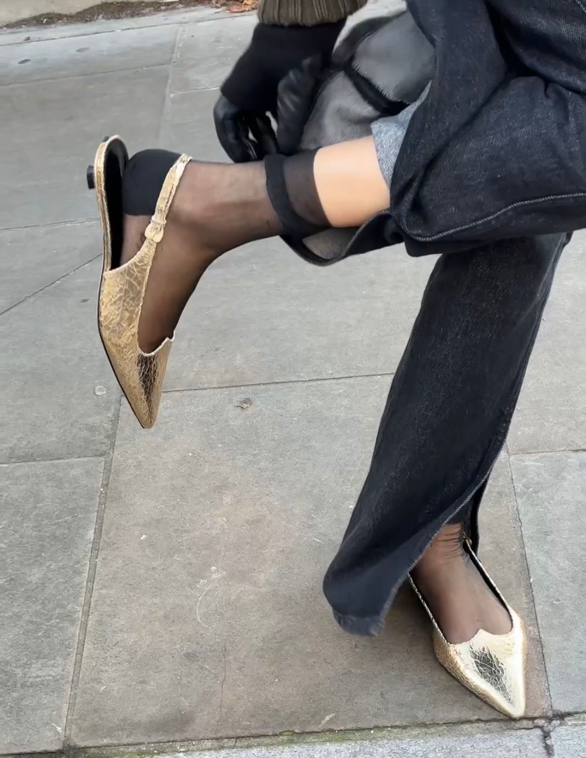 Calze velate nere da donna di Arturo Stories. Trasparenti effetto seta, con etichetta di tessuto cucita sul retro della gamba. Eleganti da sera.