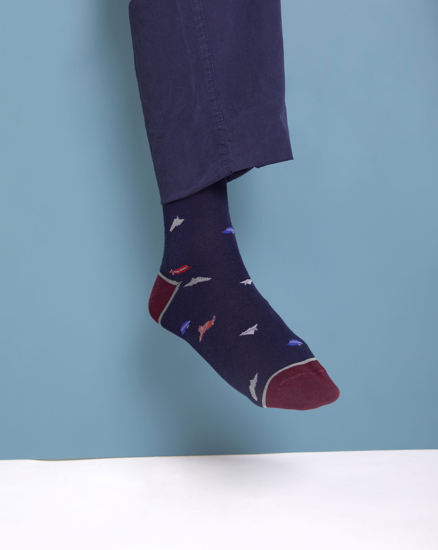 Calze con fantasia "Verso l'infinito" da uomo. Lunghe, con aeroplani di carta colorati ricamanti su fondo blu.