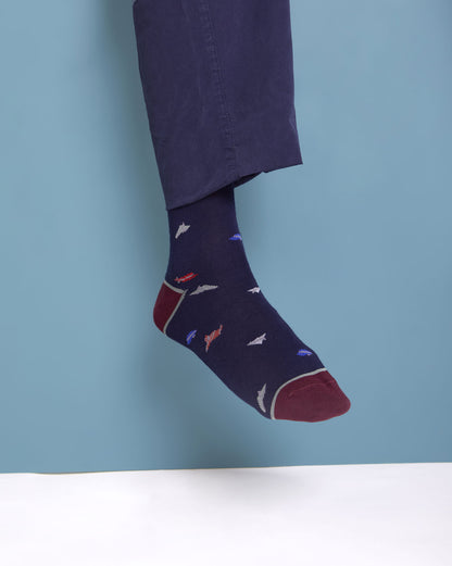 Calze con fantasia "Verso l'infinito" da uomo. Lunghe, con aeroplani di carta colorati ricamanti su fondo blu.