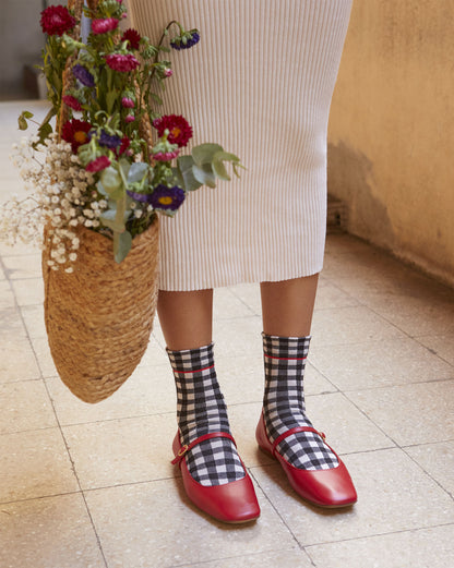 Calze indossate a quadretti Vichy da donna di Arturo Stories bianco e nero.