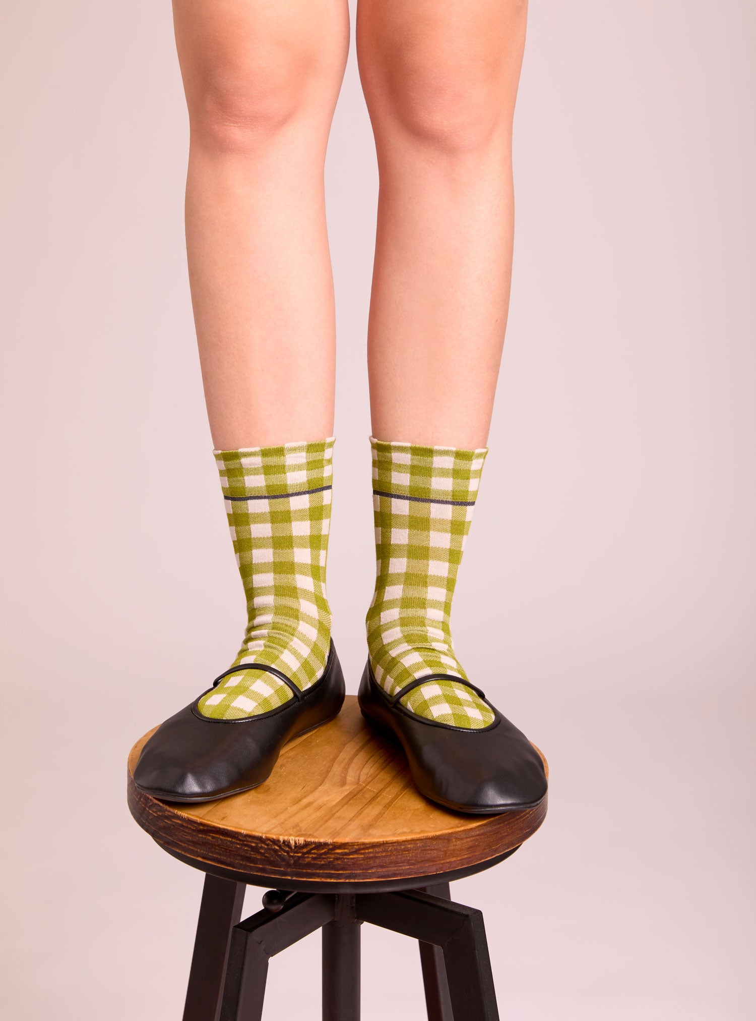 Calze indossate a quadretti Vichy da donna di Arturo Stories bianco e verde pistacchio.