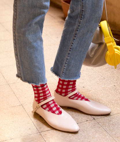 Calze indossate a quadretti Vichy da donna di Arturo Stories bianco e rosso. 