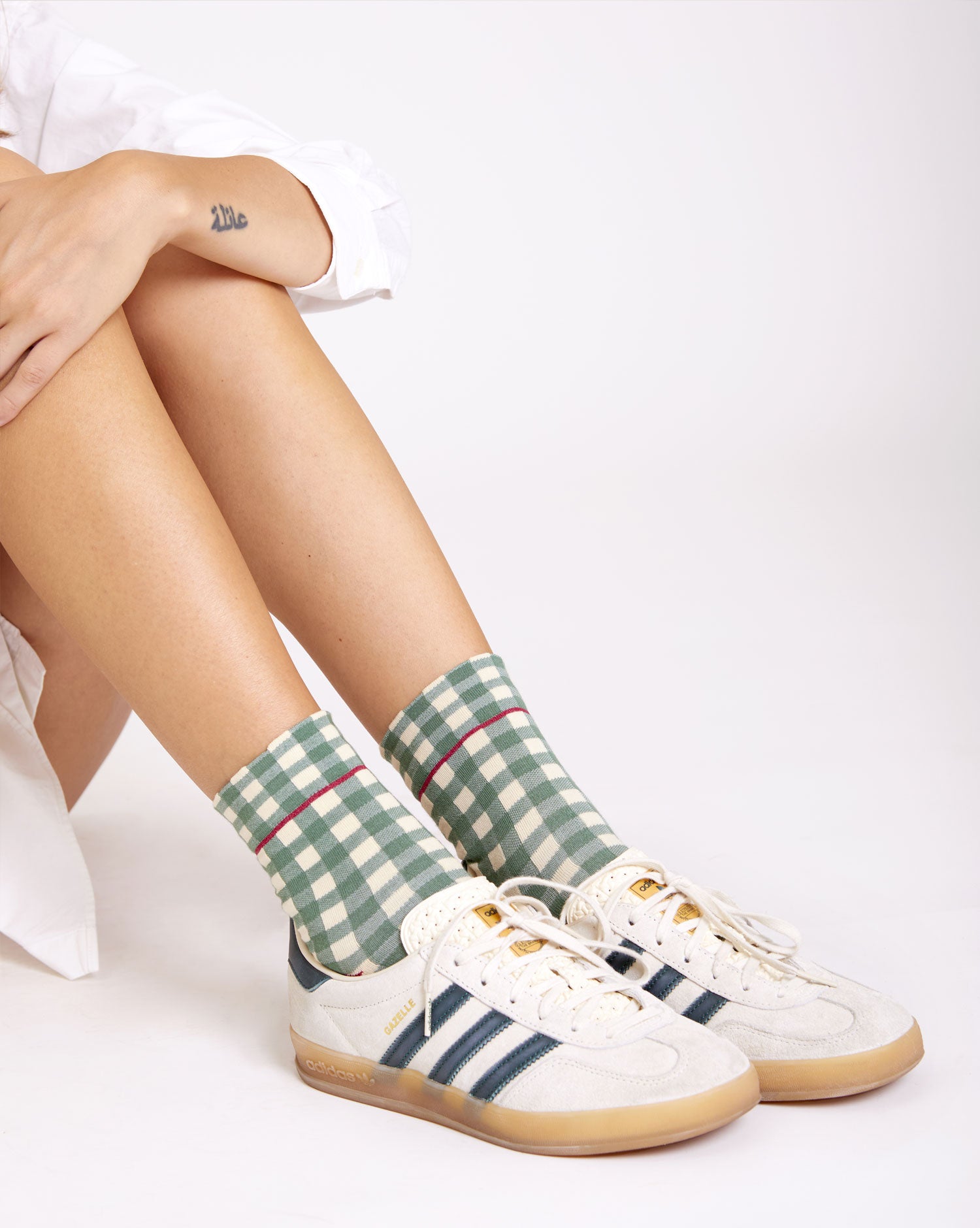 Calze indossate a quadretti Vichy da donna di Arturo Stories crema e verde.