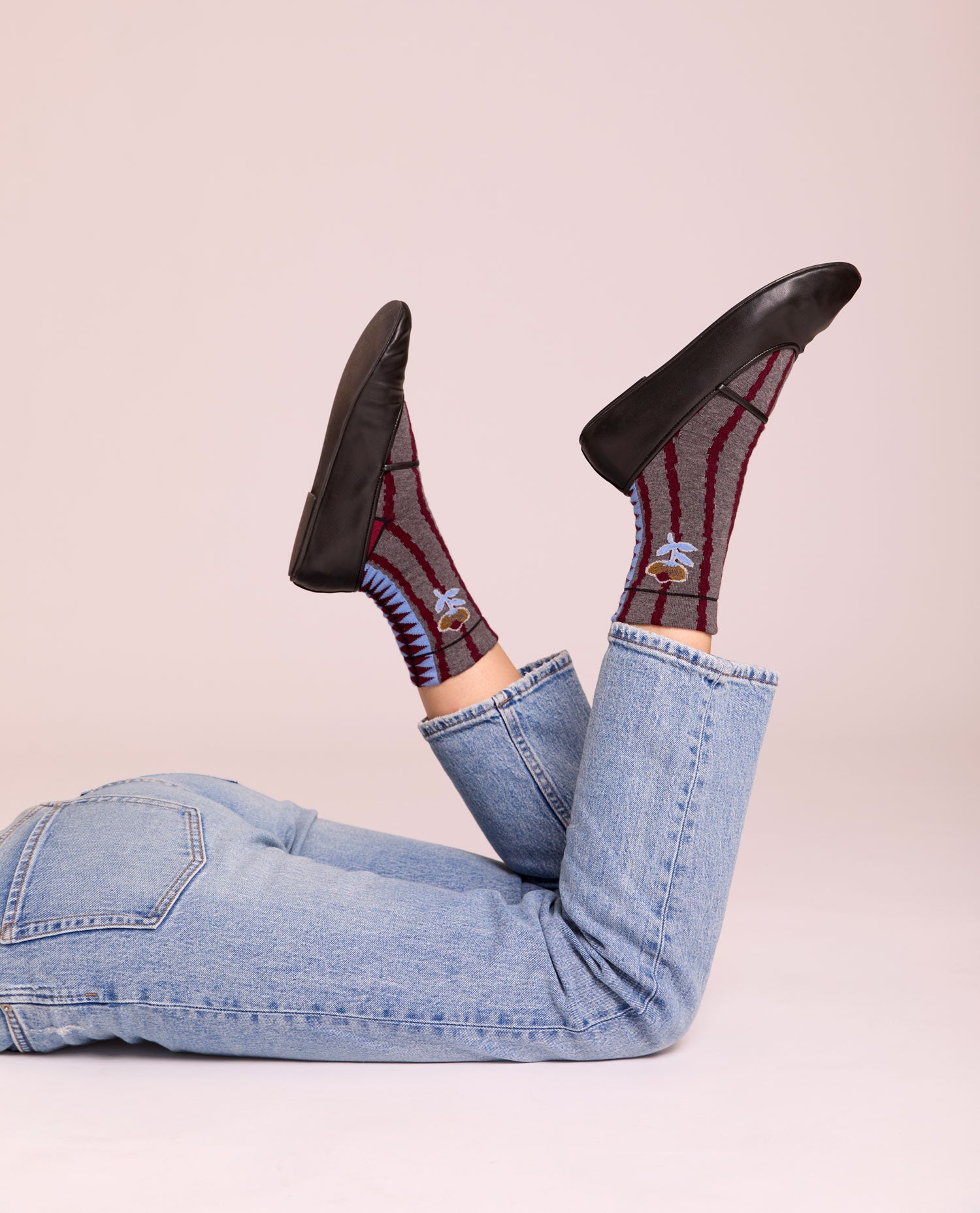 Calze con fantasia a zig zag antracite da donna. Con fantasia a fiori e righe bordeaux.