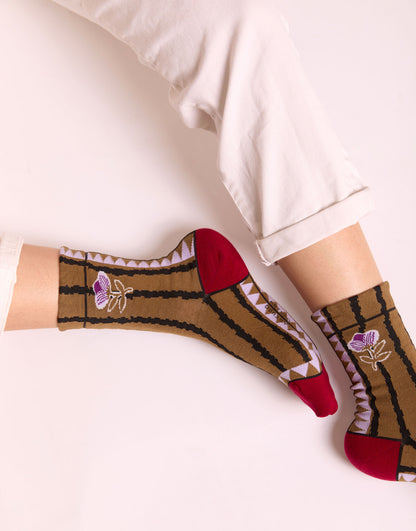 Calze a fantasia zigzag color senape con fiori e righe da donna di Arturo Stories. Indossate.