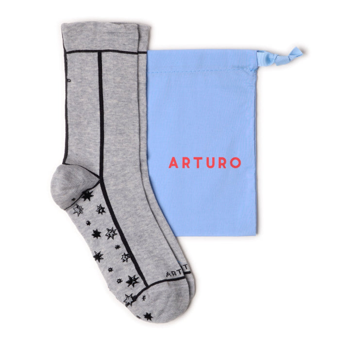 Calzini antiscivolo grigi per pilates da donna di Arturo Stories. Con gommini a forma di stelle sulla pianta. Punta e tallone grigi, profilo nero.