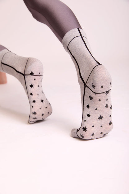 Calzini antiscivolo grigi per pilates da donna di Arturo Stories indossati.