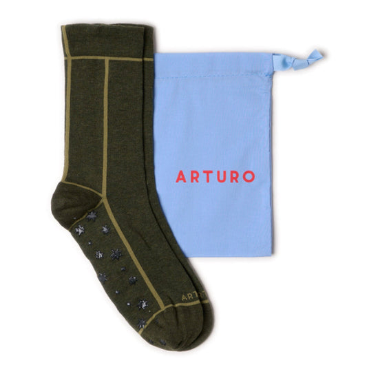 Calzini antiscivolo verde oliva per pilates da donna di Arturo Stories. Con gommini a forma di stelle sulla pianta e profilo verde chiaro.