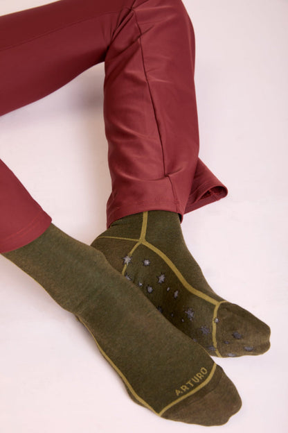 Calzini antiscivolo verde oliva per pilates da donna di Arturo Stories indossati.