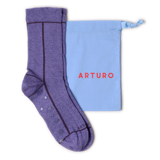 Calzini antiscivolo viola per pilates da donna di Arturo Stories. Con gommini a forma di stelle sulla pianta. Profilo prugna.