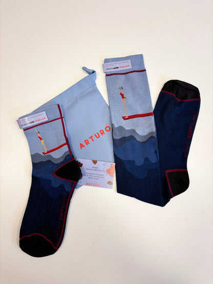 Calzini X Edit con fantasia trampolino, lunghi da uomo di Arturo Stories. Realizzati per la Fiera del Design Editoriale e D’Autore 2024 di Napoli.