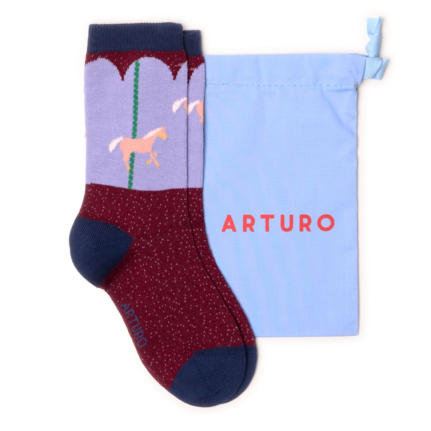 Calzini da bambino di Arturo Stories. Con fantasia giostra, su fondo bordeaux, punta e tallone blu. Da zero a otto anni.