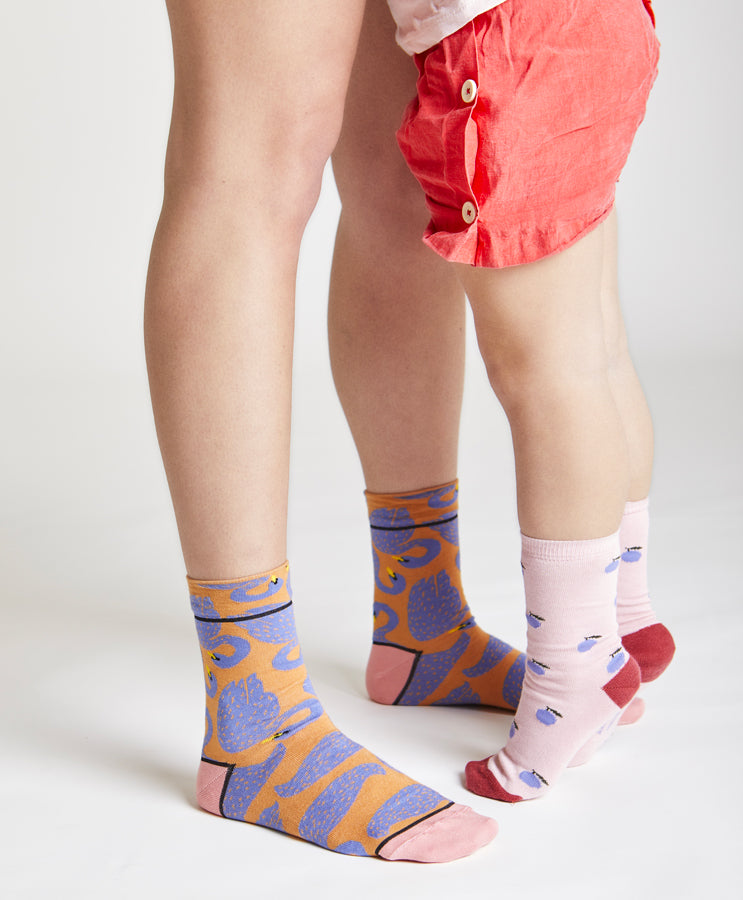 Calzini da bambina di Arturo Stories indossati. Fondo rosa, susine viola, punta e tallone rosso mattone. Da zero a otto anni.