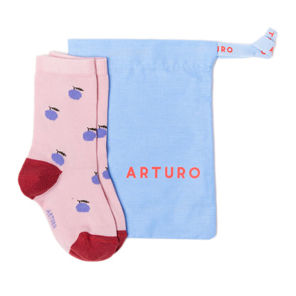 Calzini da bambina di Arturo Stories. Fondo rosa, susine viola, punta e tallone rosso mattone. Da zero a otto anni.